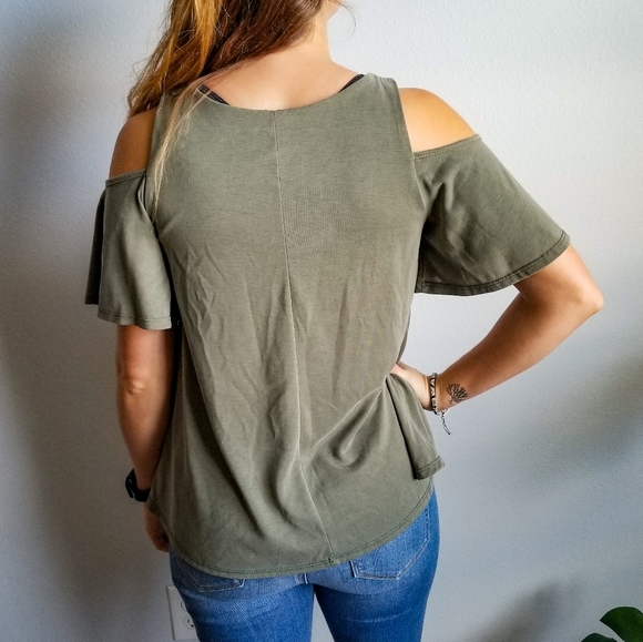 Shoulder-less Flowy Shirt - Picture 2 of 3
